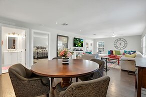 Hackberry Retreat - Hot Tub - Near Main