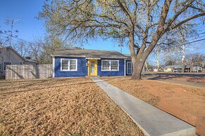 Hackberry Retreat - Hot Tub - Near Main