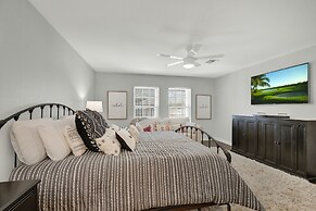 Hackberry Retreat - Hot Tub - Near Main