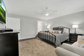 Hackberry Retreat - Hot Tub - Near Main