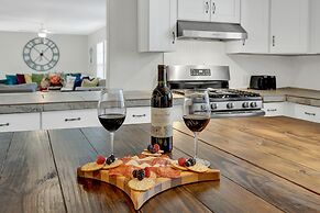 Hackberry Retreat - Hot Tub - Near Main