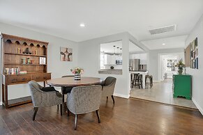 Hackberry Retreat - Hot Tub - Near Main