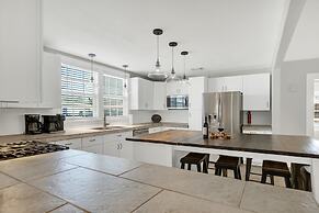 Hackberry Retreat - Hot Tub - Near Main