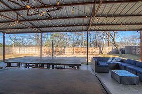 Hackberry Retreat - Hot Tub - Near Main