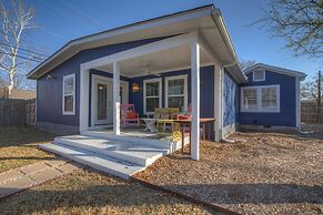 Hackberry Retreat - Hot Tub - Near Main