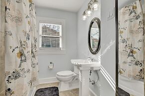 Hackberry Retreat - Hot Tub - Near Main