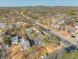 Hackberry Retreat - Hot Tub - Near Main