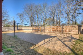 Hackberry Retreat - Hot Tub - Near Main