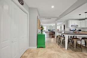 Hackberry Retreat - Hot Tub - Near Main