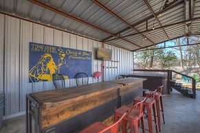 Hackberry Retreat - Hot Tub - Near Main