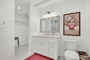 Hackberry Retreat - Hot Tub - Near Main