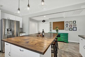 Hackberry Retreat - Hot Tub - Near Main