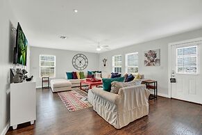 Hackberry Retreat - Hot Tub - Near Main