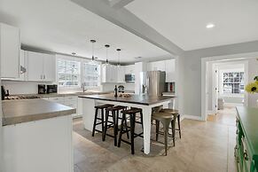 Hackberry Retreat - Hot Tub - Near Main