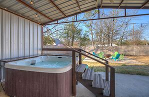 Hackberry Retreat - Hot Tub - Near Main