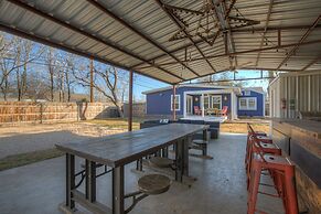 Hackberry Retreat - Hot Tub - Near Main