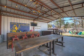 Hackberry Retreat - Hot Tub - Near Main