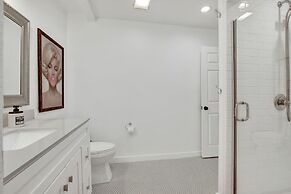 Hackberry Retreat - Hot Tub - Near Main