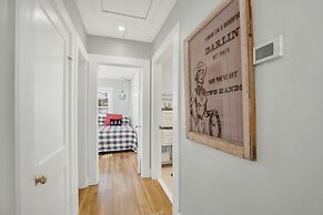 Hackberry Retreat - Hot Tub - Near Main