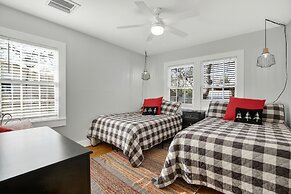 Hackberry Retreat - Hot Tub - Near Main