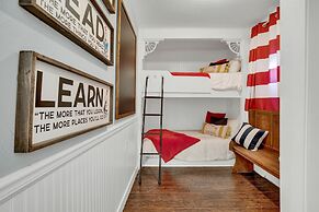 Hackberry Retreat - Hot Tub - Near Main