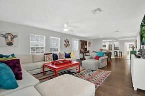 Hackberry Retreat - Hot Tub - Near Main