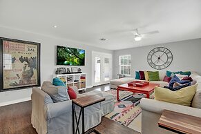 Hackberry Retreat - Hot Tub - Near Main