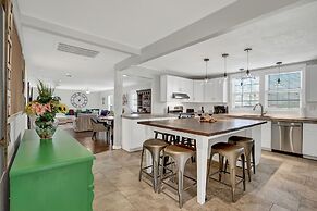 Hackberry Retreat - Hot Tub - Near Main