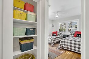 Hackberry Retreat - Hot Tub - Near Main