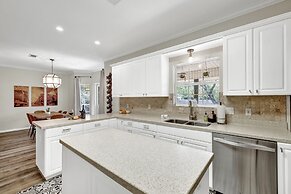 Amazing Haus With Fire Pit! - 2 Mins to Main St!