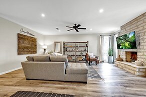 Amazing Haus With Fire Pit! - 2 Mins to Main St!