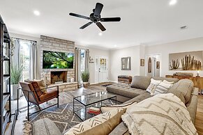 Amazing Haus With Fire Pit! - 2 Mins to Main St!