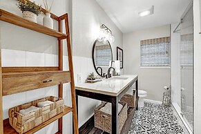 Amazing Haus With Fire Pit! - 2 Mins to Main St!