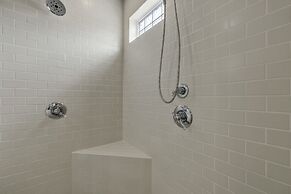 Charming Bungalow With Spa! Close to Main St!