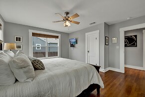 Charming Bungalow With Spa! Close to Main St!