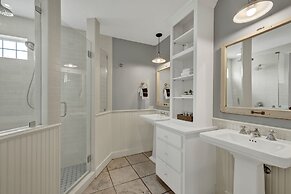 Charming Bungalow With Spa! Close to Main St!