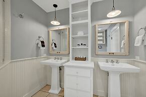 Charming Bungalow With Spa! Close to Main St!