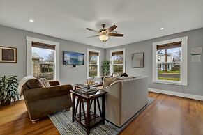 Charming Bungalow With Spa! Close to Main St!