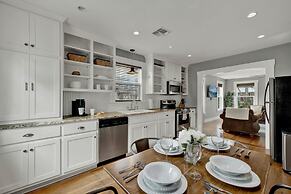 Charming Bungalow With Spa! Close to Main St!