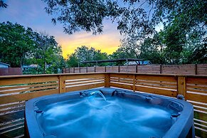 Just Peachy: Hot-tub, 8 Blocks to Main St