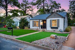 Just Peachy: Hot-tub, 8 Blocks to Main St