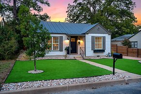 Just Peachy: Hot-tub, 8 Blocks to Main St