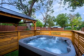 Just Peachy: Hot-tub, 8 Blocks to Main St
