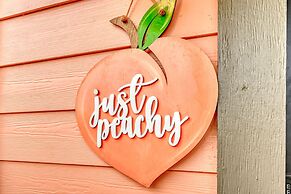 Just Peachy: Hot-tub, 8 Blocks to Main St