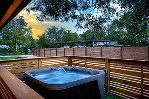 Just Peachy: Hot-tub, 8 Blocks to Main St