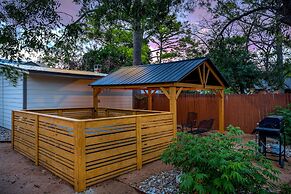 Just Peachy: Hot-tub, 8 Blocks to Main St