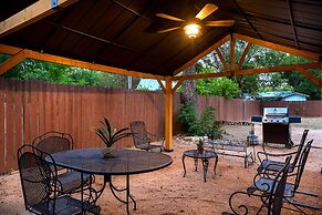 Just Peachy: Hot-tub, 8 Blocks to Main St