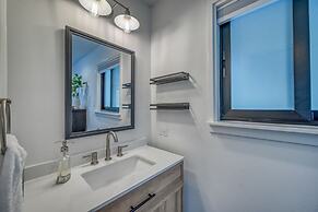 Luxury Riverfront Villa With Firepit & Gameroom!