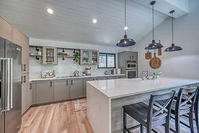 Luxury Riverfront Villa With Firepit & Gameroom!