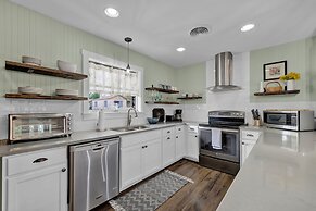 Stylish Remodel, Firepit, Pet Friendly